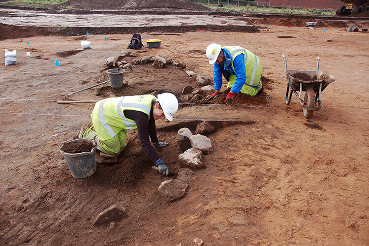 Seggie Farm, Guardbridge: Multiperiod settlement within the shadow of a multivallate fort