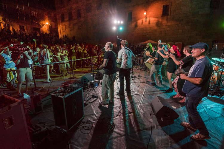 Heading West: a story about a band called Shooglenifty (12A)